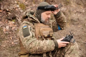 Į mūšį – be karių: Ukraina skelbia pirmą kartą pasaulyje taip pasiuntusi robotą kovoti