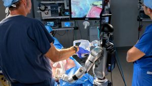 Lyg iš filmo: humanoidinis robotas sėkmingai atliko pirmąją operaciją – kas mūsų laukia?