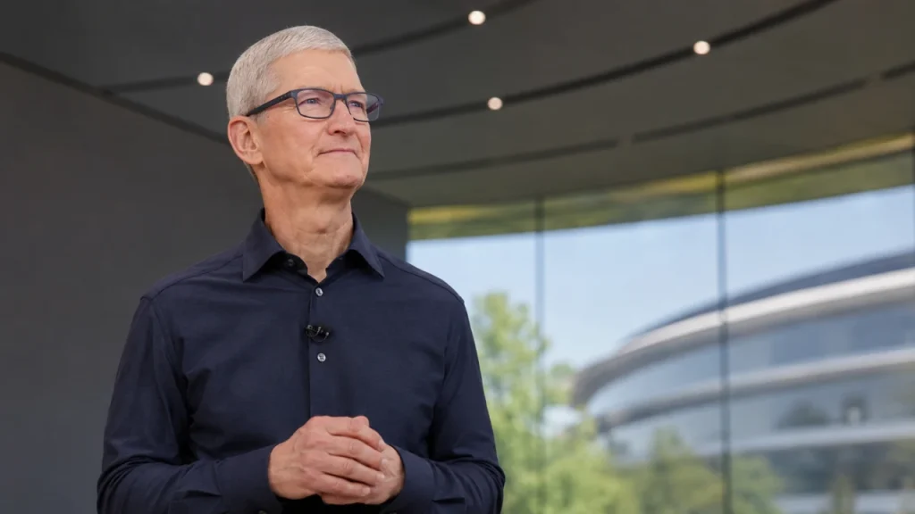 15 metų trukusi „Apple“ era baigiasi: Timas Cookas palieka vadovo postą