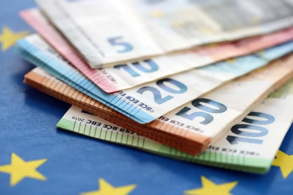 DI bumas gali smogti ir europiečių pinigams: ECB ekonomistai įspėja apie augančią riziką