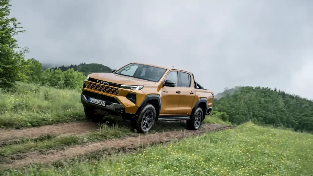 Naujasis „Toyota Hilux 2.8“ hibridas jau pasiekė Lietuvos atstovybes