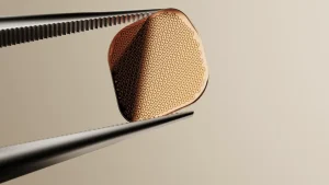 Europoje patvirtintas revoliucinis tinklainės implantas – aklieji vėl galės skaityti