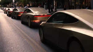 Ateitis „be vairo ir pedalų“ jau čia: į gatves išriedėjo „Tesla Cybercab“ taksi (video)