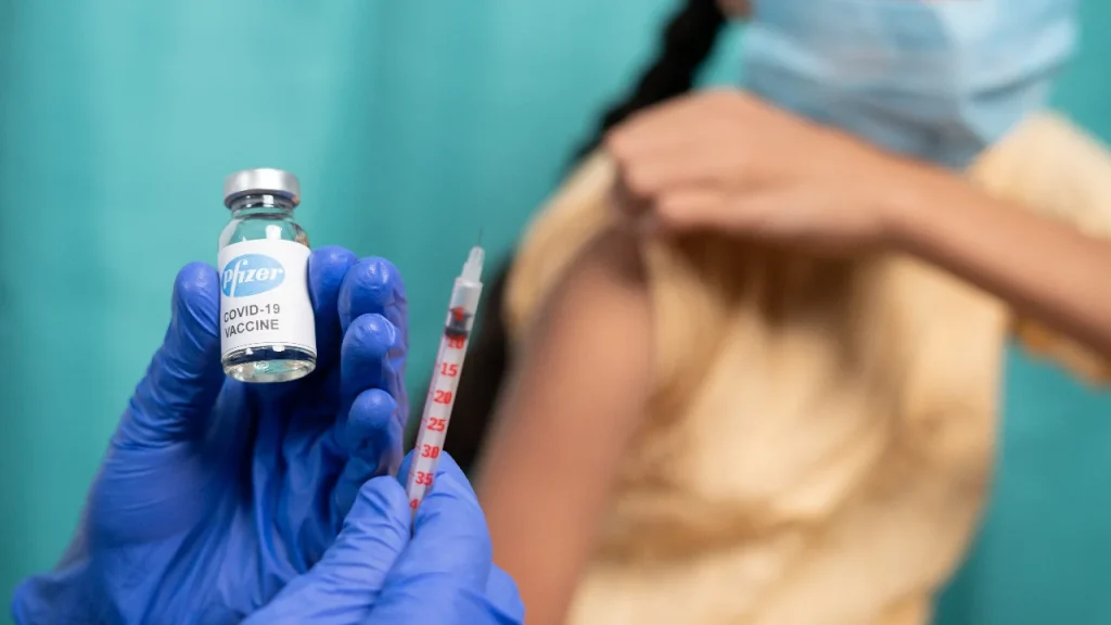 COVID vakcinų bumas baigėsi: „BioNTech“ uždaro tris gamyklas Vokietijoje