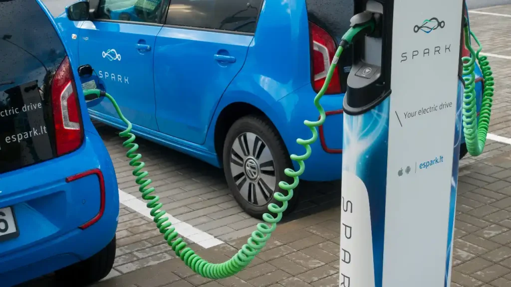 Didžiulis elektromobilių tyrimas: kiek baterijos talpos lieka nuvažiavus 150 tūkst. km?