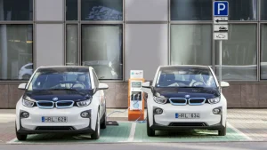 Elektromobiliai Europoje pasiekė svarbią ribą: kai kurie jau kainuoja tiek pat, kiek benzininiai