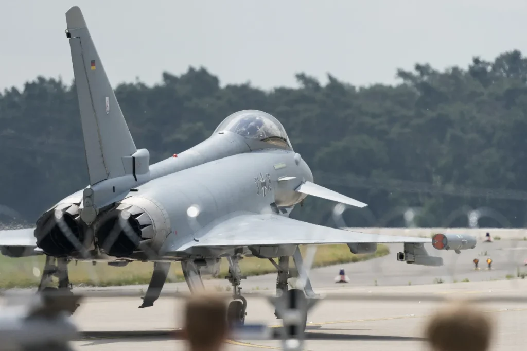 Kodėl pigų bepilotį tenka stabdyti milijonus kainuojančiu „Eurofighter“ naikintuvu?