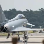 Kodėl pigų bepilotį tenka stabdyti milijonus kainuojančiu „Eurofighter“ naikintuvu?
