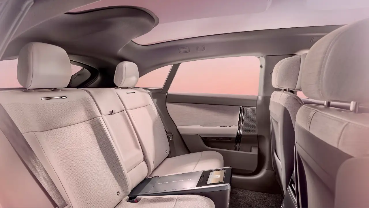 „Range Rover GT“ galinės sėdynės ir keleivių erdvė
