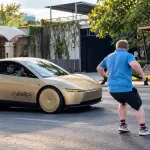 Vyras tyčia iššoko prieš „Tesla Cybercab“ – štai kaip sureagavo automobilis be vairo ir pedalų