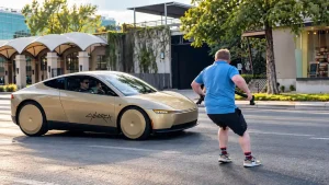 Vyras tyčia iššoko prieš „Tesla Cybercab“ – štai kaip sureagavo automobilis be vairo ir pedalų