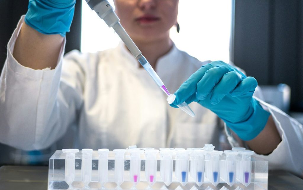 „Claude“ laboratorijoje atrado naują fermentų sistemą su CRISPR primenančiais pasikartojimais