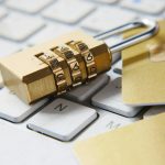 SMS kodas, autentifikavimo programėlė ar fizinis raktas: kuris 2FA būdas saugiausias?