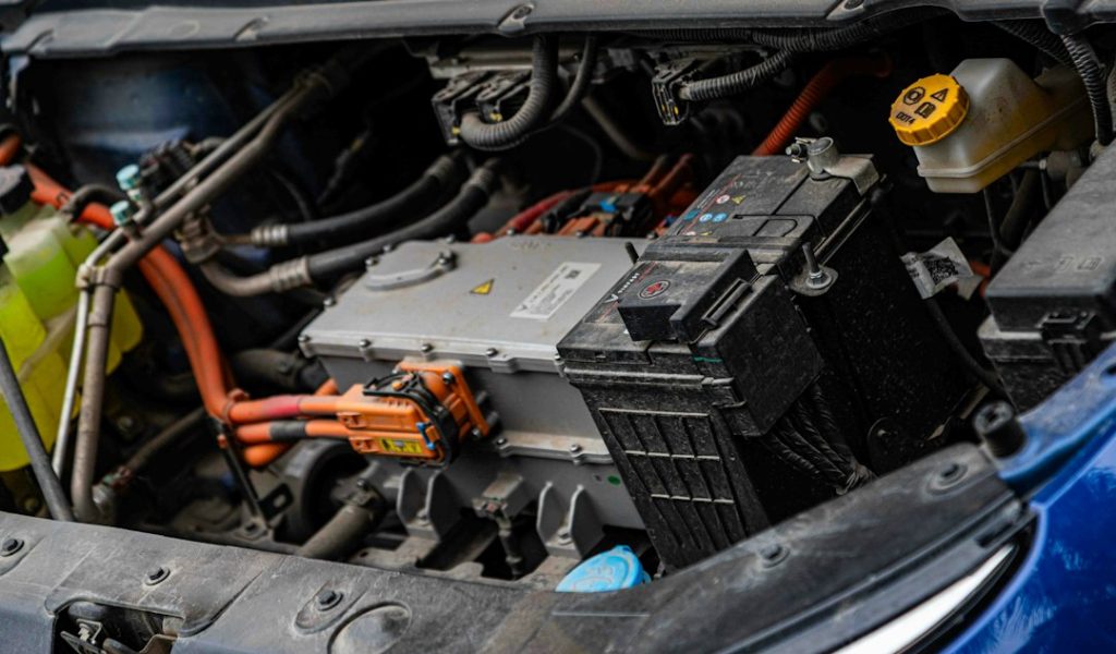 Perkate naudotą elektromobilį? Kaip patikrinti bateriją ir neapsigauti