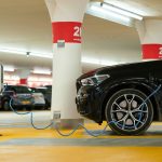 Elektromobilio įkrovimas daugiabutyje: nuo ko pradėti ir kieno leidimo reikia?