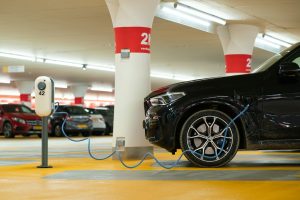 Elektromobilio įkrovimas daugiabutyje: nuo ko pradėti ir kieno leidimo reikia?