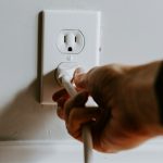 Dingo elektra kelioms valandoms: ką atjungti, ką palikti ir kaip neapgadinti technikos
