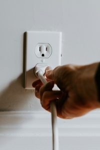 Dingo elektra kelioms valandoms: ką atjungti, ką palikti ir kaip neapgadinti technikos