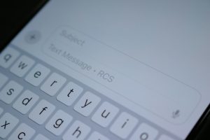 Kaip atpažinti sukčių SMS, el. laišką ar skambutį: požymiai, kurių negalima ignoruoti