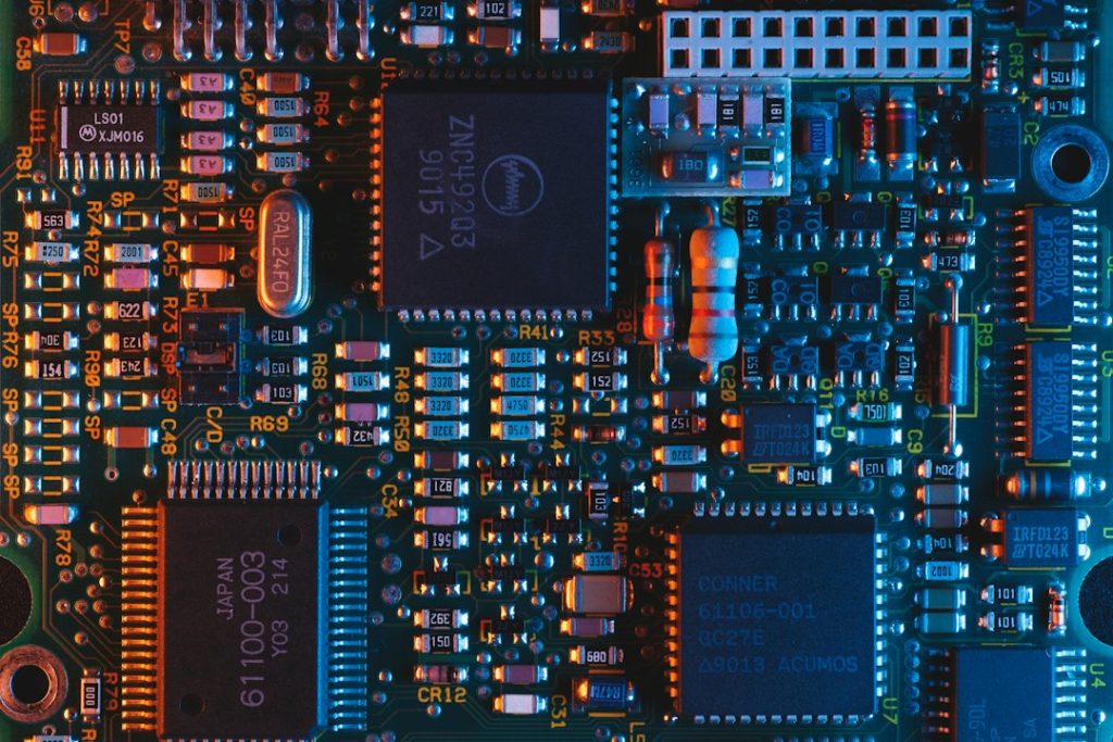„DeepSeek“ ir „Huawei“ smogia „Nvidia“ – kuria alternatyvą CUDA
