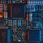 „DeepSeek“ ir „Huawei“ smogia „Nvidia“ – kuria alternatyvą CUDA