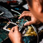 Atiduodate telefoną remontui? Kaip apsaugoti nuotraukas, banką ir paskyras