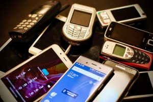Kaip saugiai parduoti ar atiduoti seną telefoną: ką būtina ištrinti