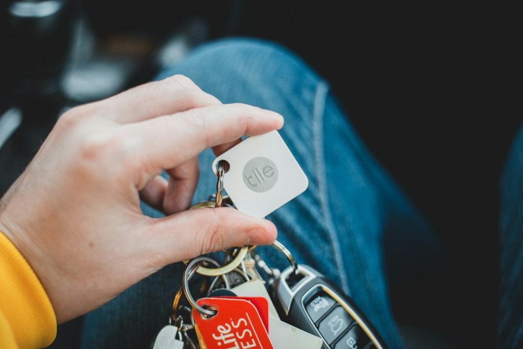 „AirTag“ ir kiti Bluetooth sekikliai: kaip telefonas perspėja, jei kažkas seka jus