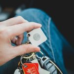 „AirTag“ ir kiti Bluetooth sekikliai: kaip telefonas perspėja, jei kažkas seka jus