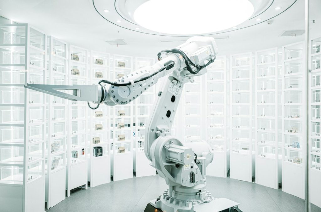Robotas išmoko siuvinėti viena sudėtingiausių technikų – jo ranka juda beveik kaip žmogaus