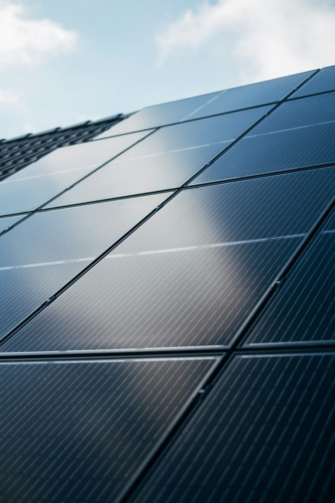 Saulės elektrinė ant stogo: kaip sumažinti gaisro riziką ir ką tikrinti kasmet?