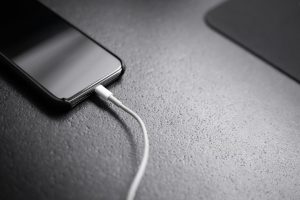Ar 100 W įkroviklis gali sugadinti telefoną?