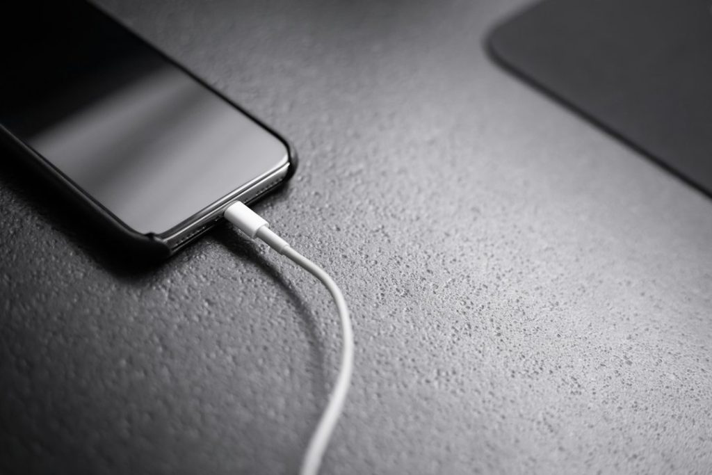 Ar tikrai reikia krauti telefoną iki 100 %? Kaip ilgiau išsaugoti bateriją