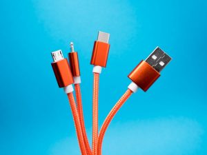 USB-C kabeliai atrodo vienodai, bet gali skirtis kelis kartus: kaip neapsigauti perkant