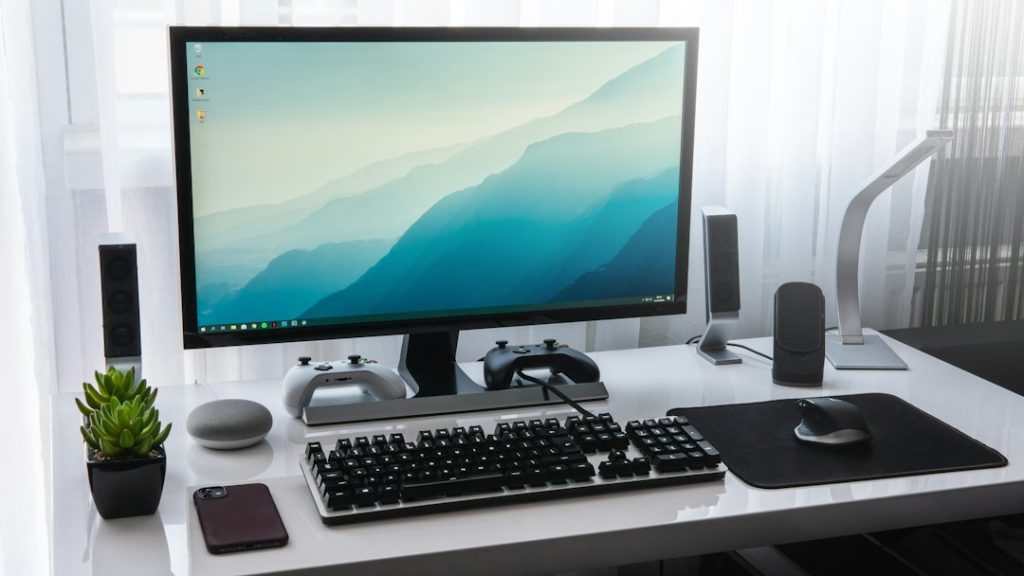Vienas USB-C kabelis monitoriui, įkrovimui ir duomenims: ką turi palaikyti jūsų kompiuteris