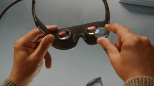 „Meta“ pristatė 100 gramų VR akinius – jie vienu metu nori būti kino teatru, darbo vieta ir žaidimų konsole