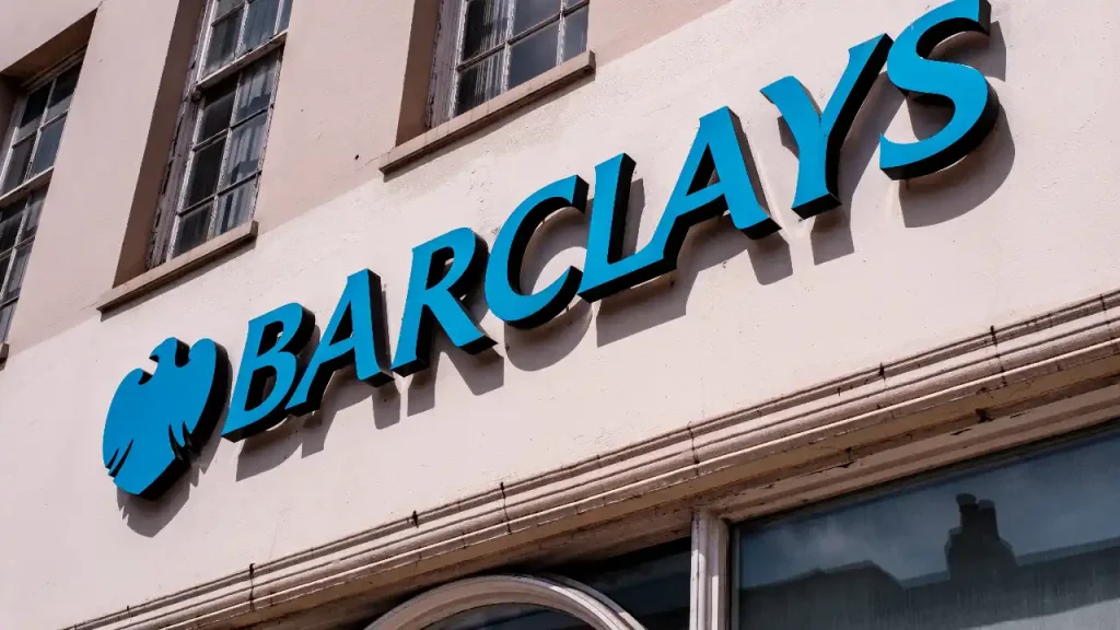 Britų bankas „Barclays“ atleidžia 5 000 darbuotojų – plečia dirbtinio intelekto naudojimą