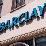 Britų bankas „Barclays“ atleidžia 5 000 darbuotojų – plečia dirbtinio intelekto naudojimą