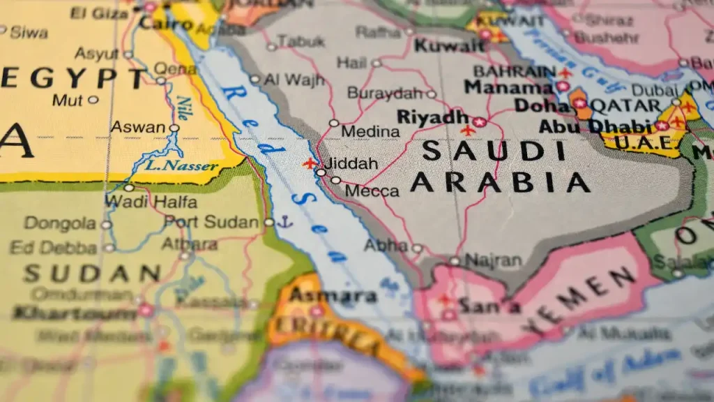 Irano remiami hučiai atakavo Saudo Arabiją: virš Rijado perimti dronai ir raketos