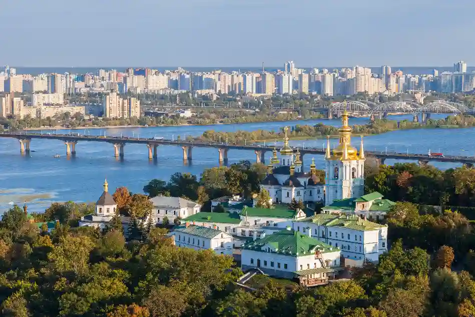 Rusija pakeitė taktiką Kyjive: dronais vieną po kito daužo tiltus per Dnieprą