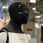 „Tesla“ pradėjo humanoidinių robotų „Optimus“ gamybą: tuo pat metu bendrovės pelnas smuko 43 %