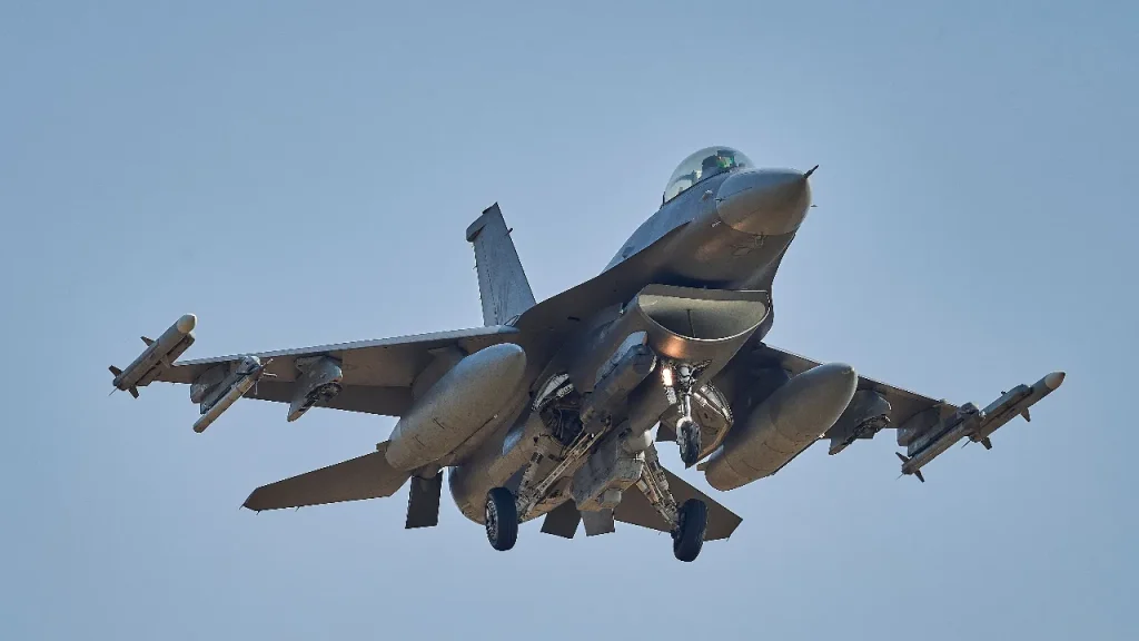 Ukraina derasi su F-16 gamintoja: dėmesio centre – naikintuvai ir PAC-3 raketos