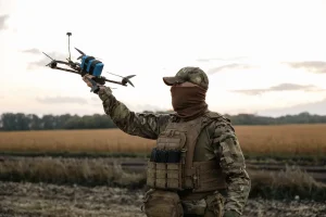 Ukrainos dronų karo mastas: DELTA sistemoje jau daugiau kaip 3 mln. smogiamųjų misijų įrašų
