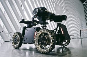 Ukrainos antžeminis robotas taranavo jį puolusį droną – ką parodė neįprastas susidūrimas