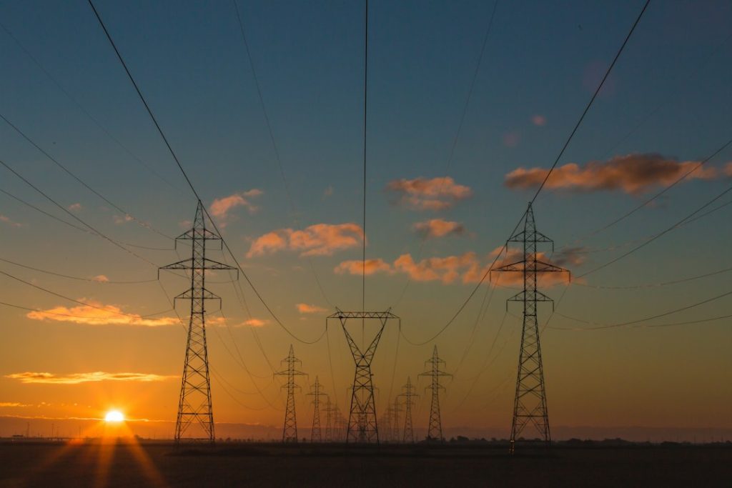 Elektromobilių ir šilumos siurblių daugės, bet ar Lietuvos elektros tinklas tam pasiruošęs?