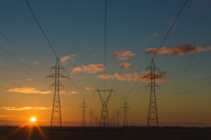 Elektromobilių ir šilumos siurblių daugės, bet ar Lietuvos elektros tinklas tam pasiruošęs?