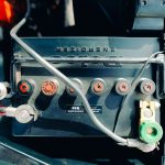 Kodėl automobilio akumuliatorius nusėda net važinėjant kasdien?