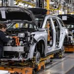 „General Motors“ keičia kursą: į hibridinių automobilių gamybą JAV nukreips milijardines investicijas
