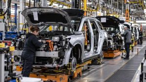 „General Motors“ keičia kursą: į hibridinių automobilių gamybą JAV nukreips milijardines investicijas
