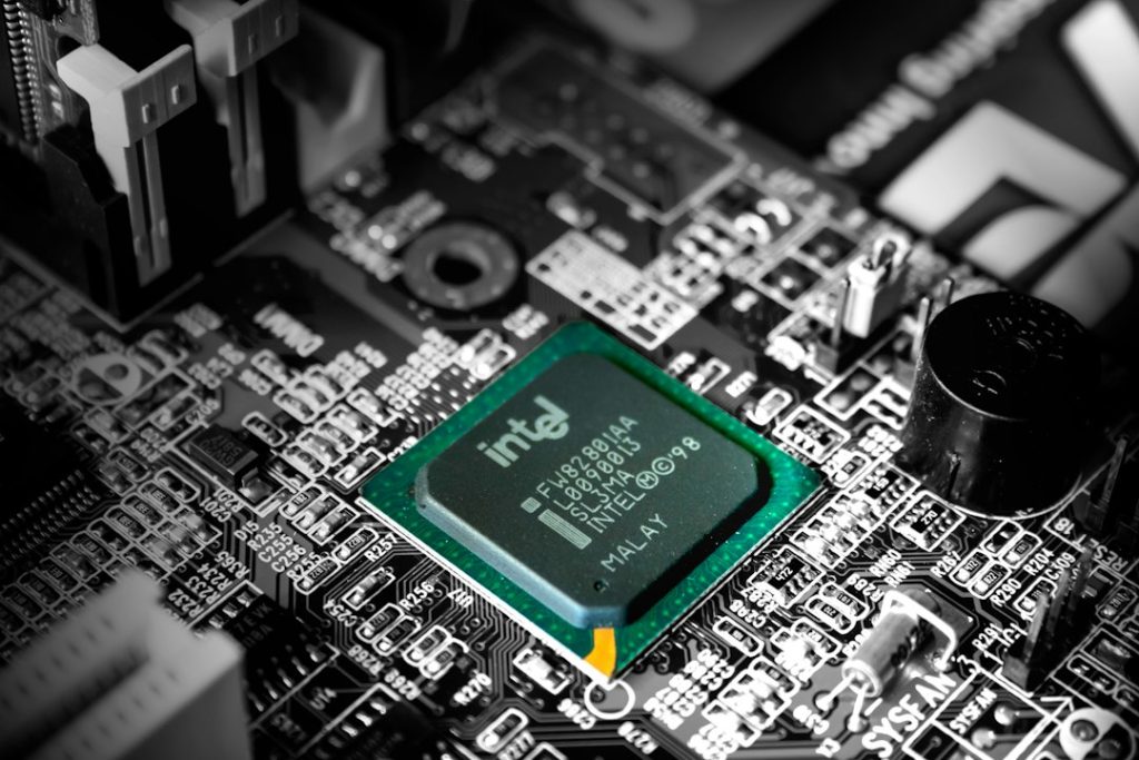 „Intel“ akcijos smuko beveik 30 proc.: investuotojus išgąsdino silpna prognozė ir DI plėtros kaina